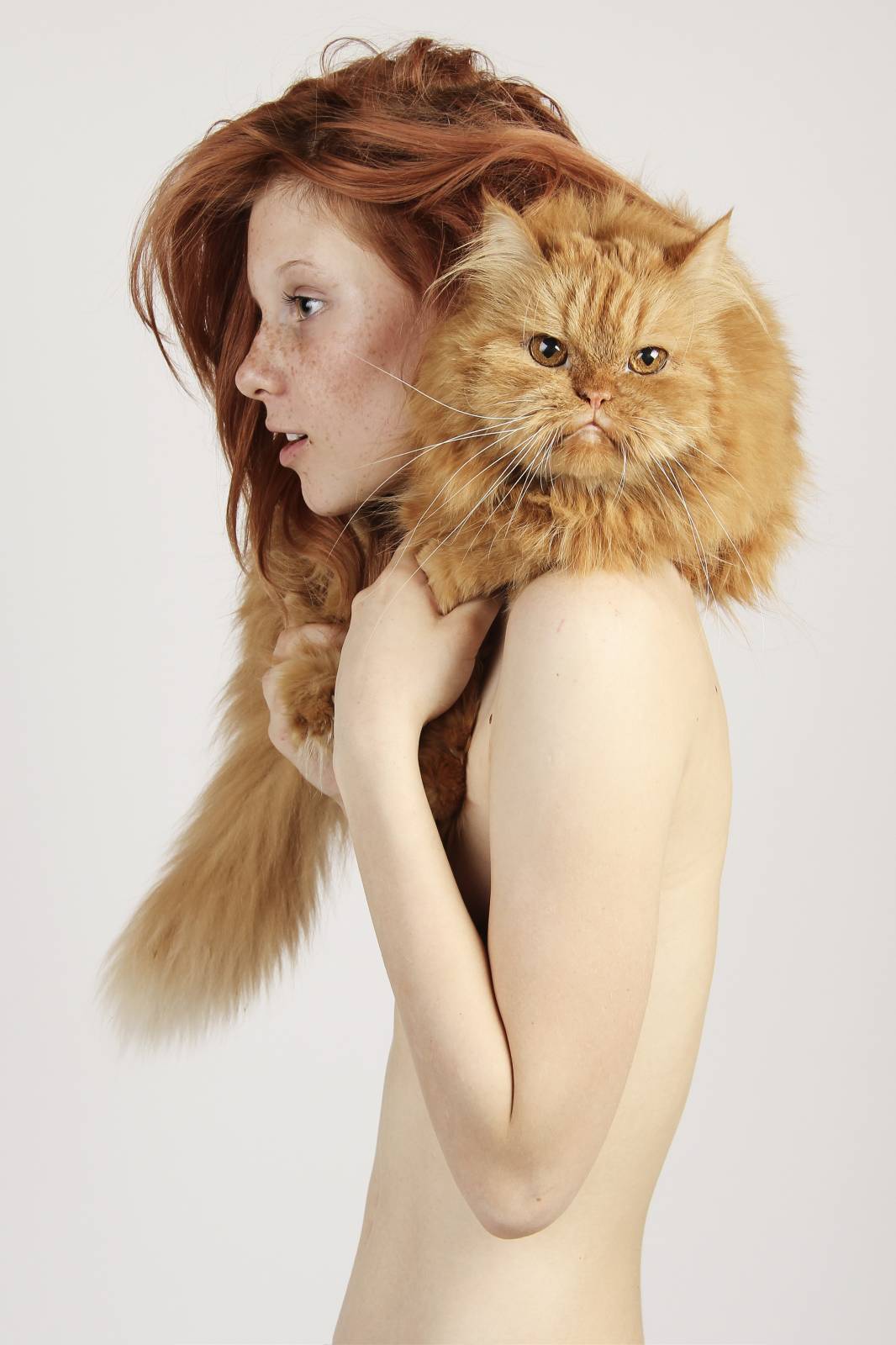 Девушка с котом на плече